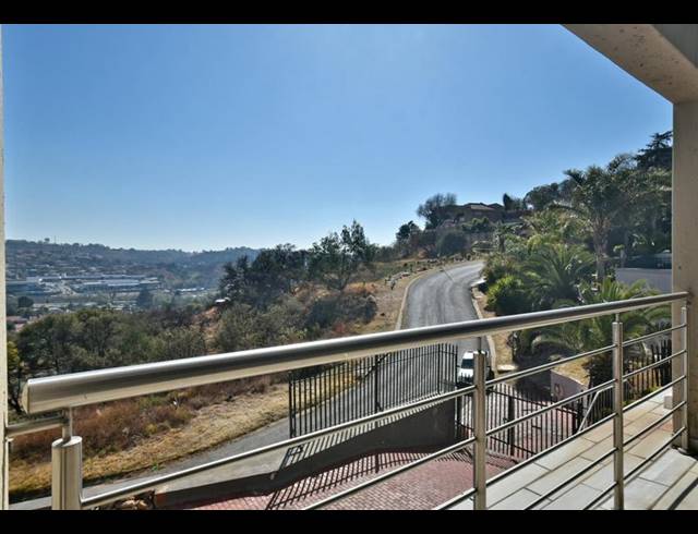 6 BEDROOM HOUSE FOR SALE IN GLENVISTA